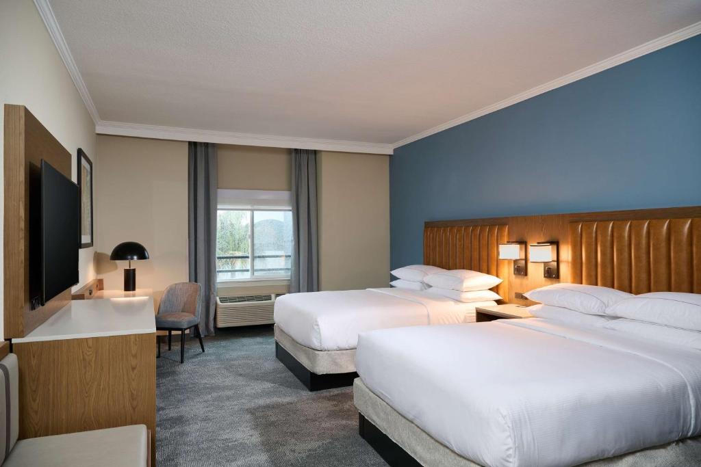 DoubleTree by Hilton Chatsworth - 