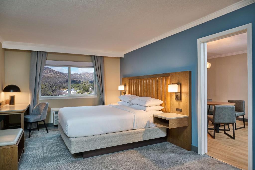 DoubleTree by Hilton Chatsworth - 
