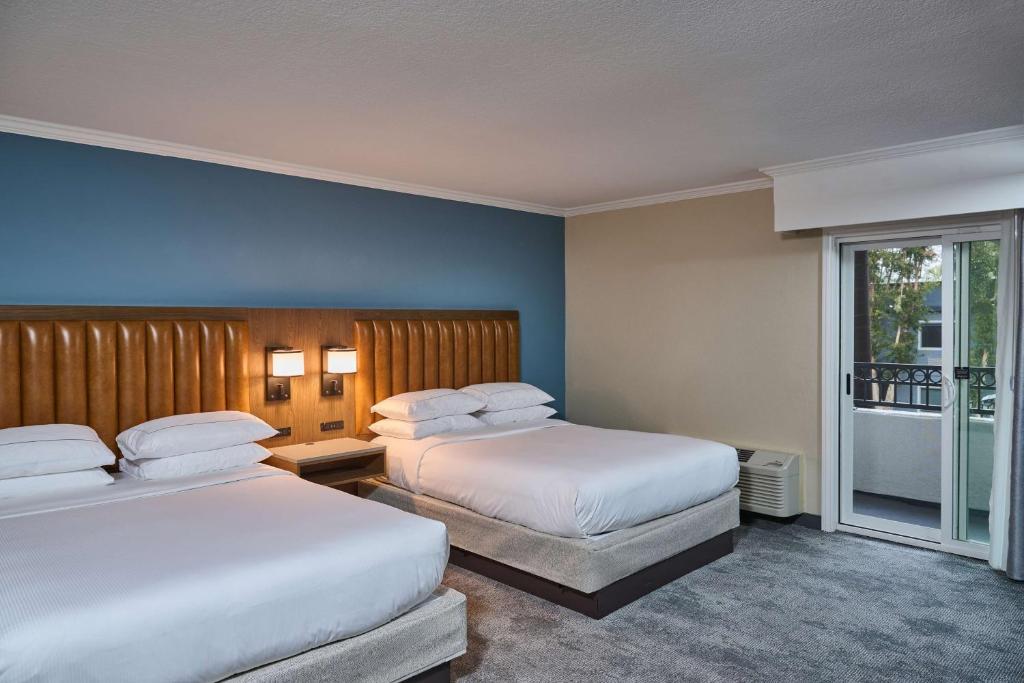 DoubleTree by Hilton Chatsworth - 
