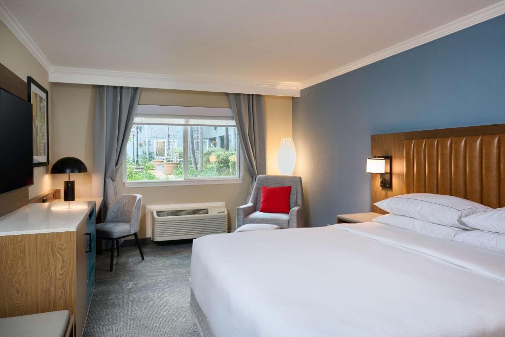 DoubleTree by Hilton Chatsworth - 