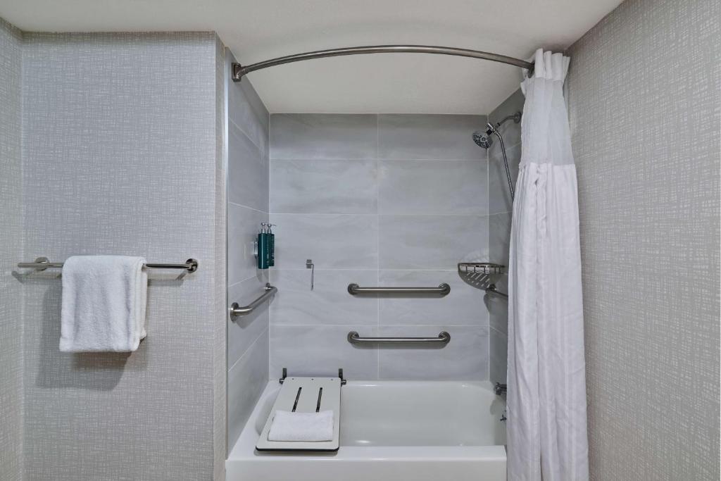DoubleTree by Hilton Chatsworth - 