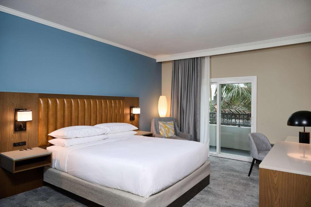 DoubleTree by Hilton Chatsworth - 