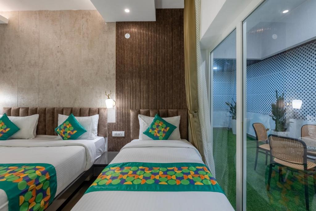 Postel nebo postele na pokoji v ubytování Treebo Premium Emerald Dove