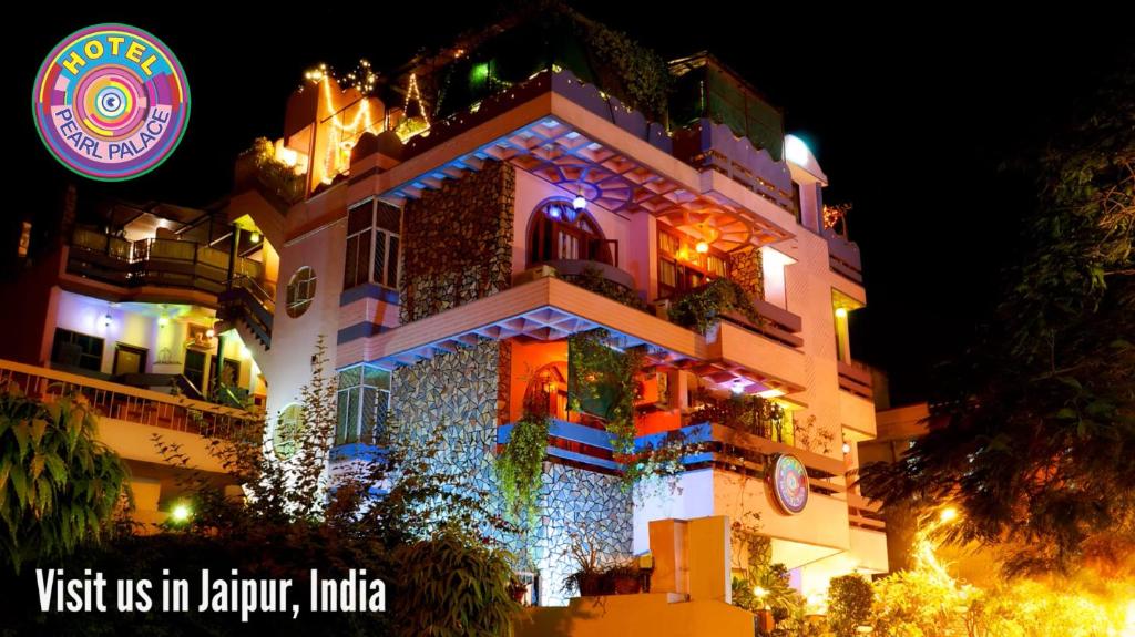 ein Gebäude mit Lichtern in der Nacht in der Unterkunft Hotel Pearl Palace Jaipur in Jaipur
