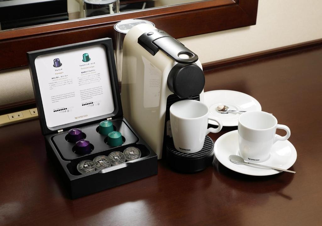 Příslušenství pro přípravu čaje a kávy v ubytování ANA Crowne Plaza Okayama by IHG