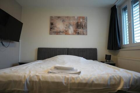 ein Schlafzimmer mit einem Bett, auf dem Handtücher liegen in der Unterkunft Hotel Winkel in Schönenwerd