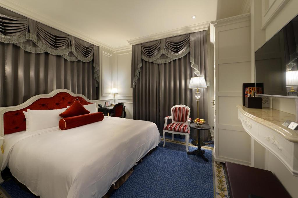 Postel nebo postele na pokoji v ubytování Golden Tulip RS Boutique Hotel-Tainan
