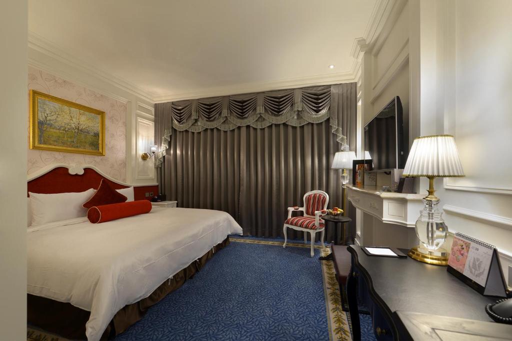 Postel nebo postele na pokoji v ubytování Golden Tulip RS Boutique Hotel-Tainan