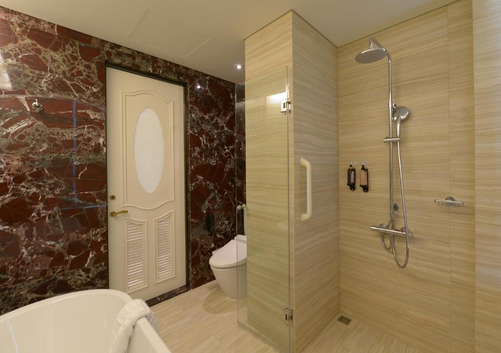 Koupelna v ubytování Golden Tulip RS Boutique Hotel-Tainan