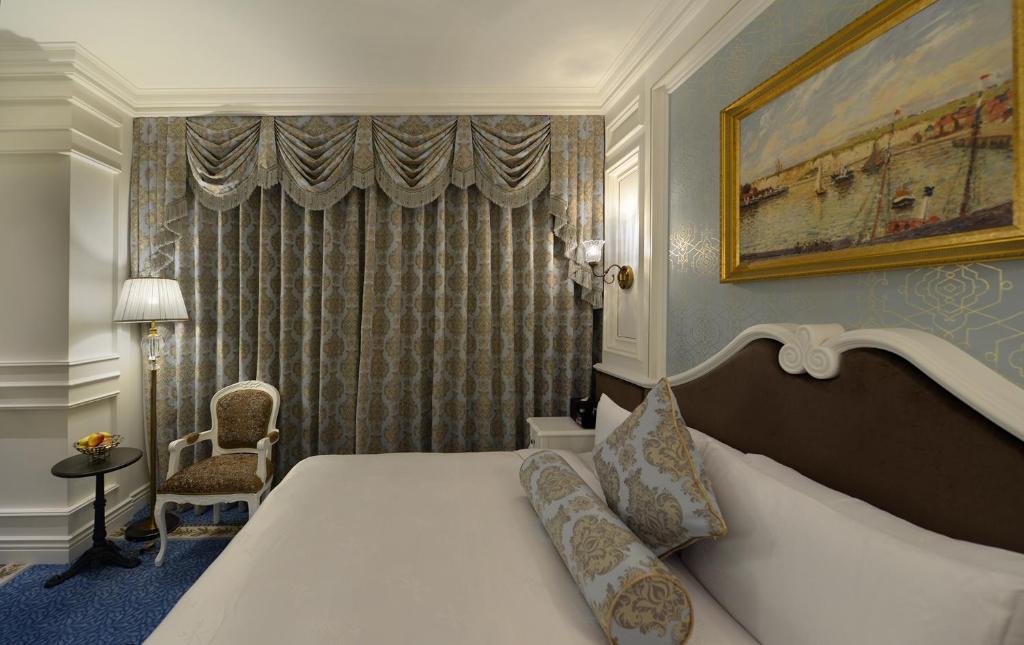 Postel nebo postele na pokoji v ubytování Golden Tulip RS Boutique Hotel-Tainan