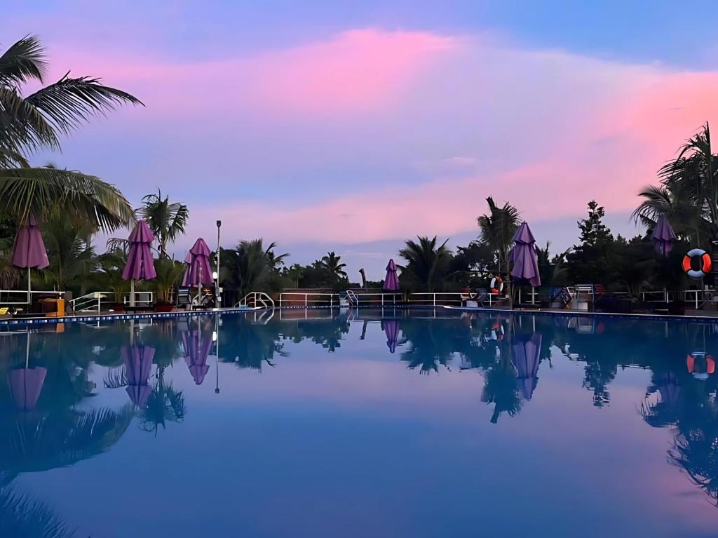 Bazén v ubytování Rooster Mekong Resort nebo v jeho okolí