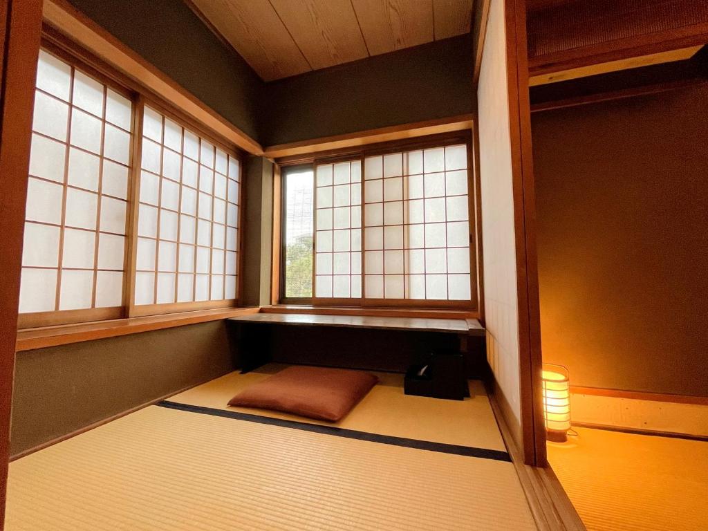 Postel nebo postele na pokoji v ubytování Yuzuya Ryokan - Adult Only