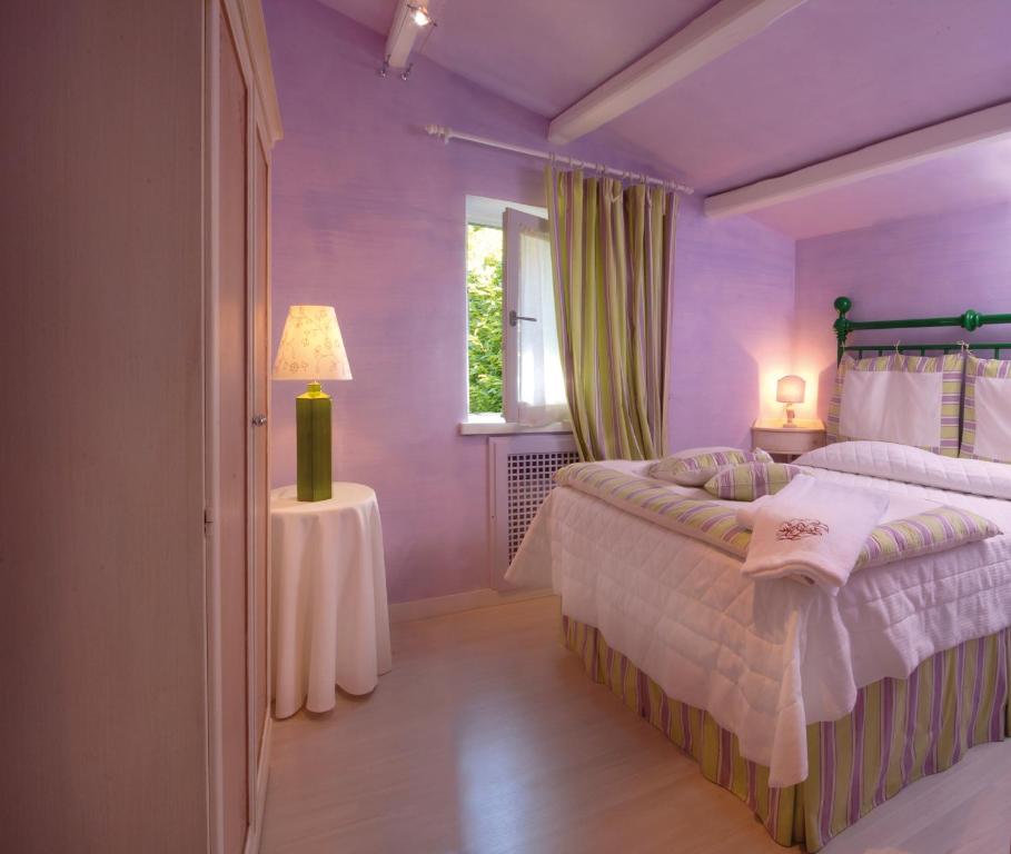 A bed or beds in a room at Hotel La Locanda Dei Ciocca