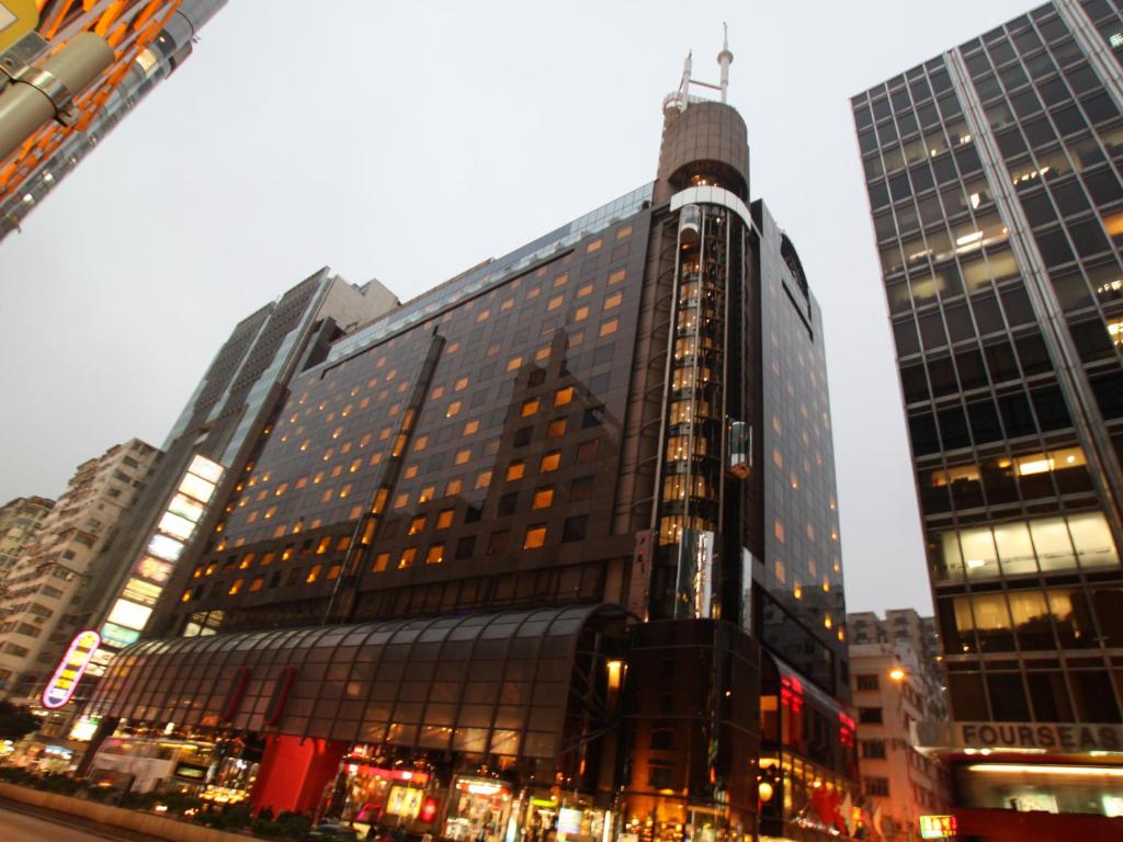 un edificio alto con muchas ventanas en una ciudad en Prudential Hotel, en Hong Kong