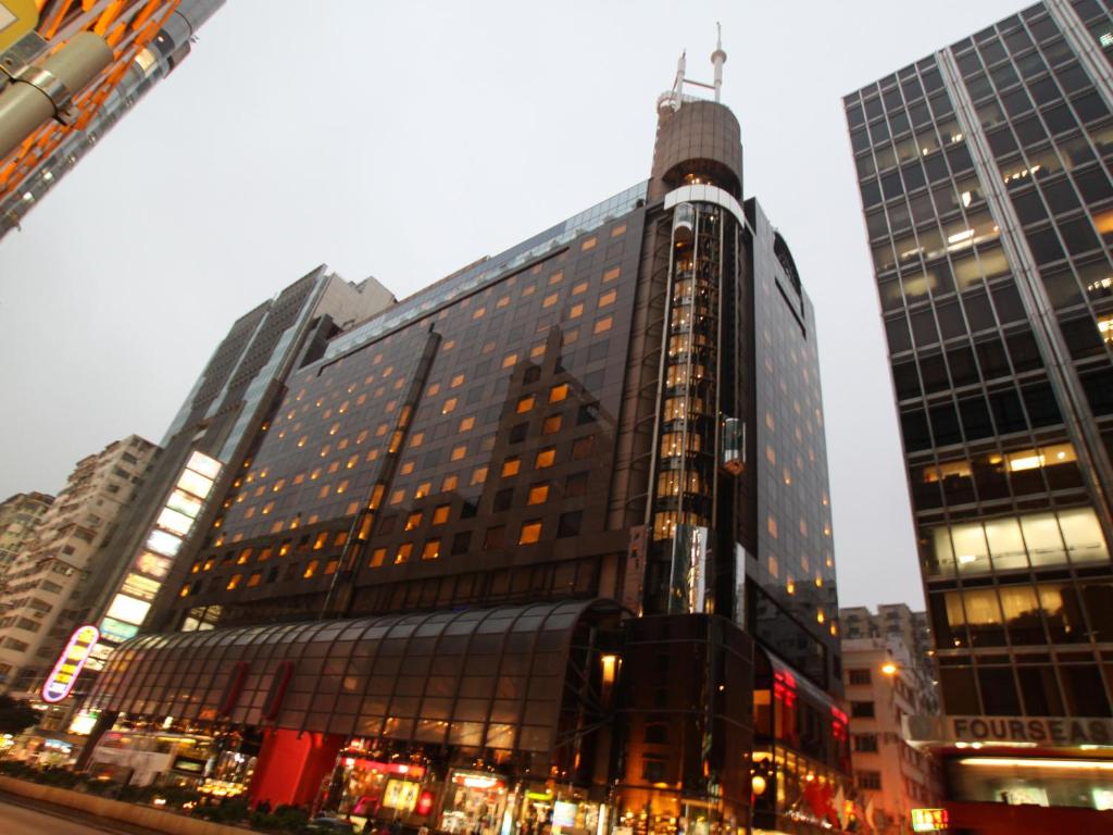 un palazzo alto con molte finestre in città di Prudential Hotel a Hong Kong