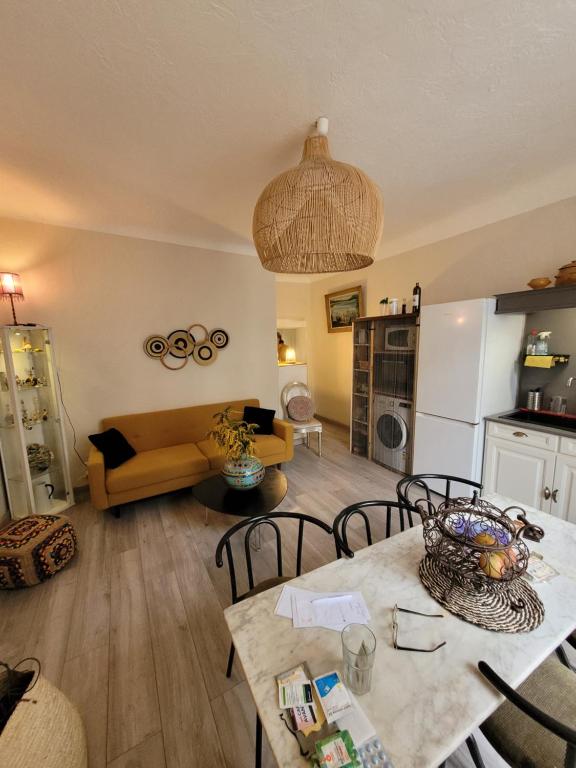 Kuchnia lub aneks kuchenny w obiekcie Le Rocher appartement Cotignac