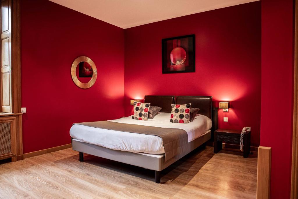 Postel nebo postele na pokoji v ubytování Logis Hotel La Diligence