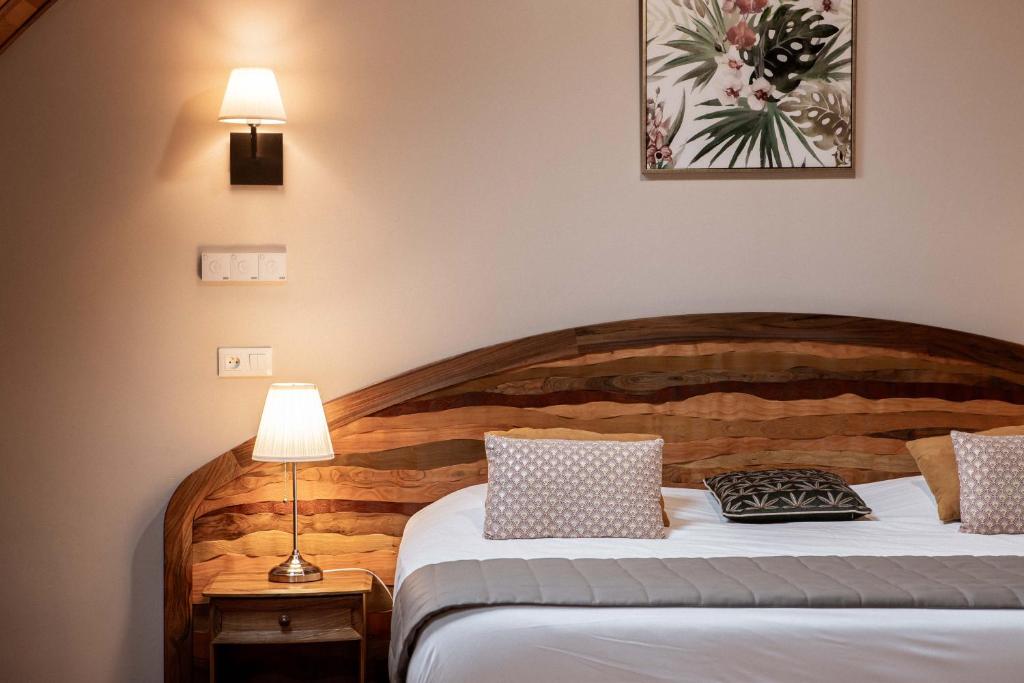 Postel nebo postele na pokoji v ubytování Logis Hotel La Diligence