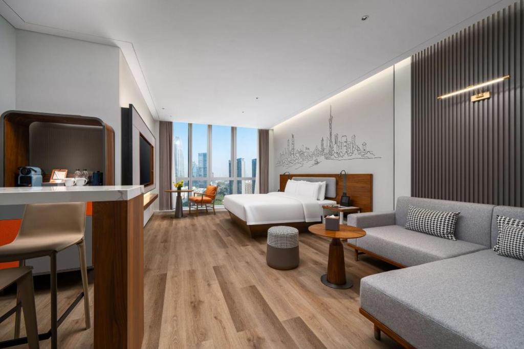 Postel nebo postele na pokoji v ubytování UrCove by Hyatt Guangzhou Canton Tower Exhibition Center-Registration Counter and Free Shuttle Bus Available during Canton Fair Period