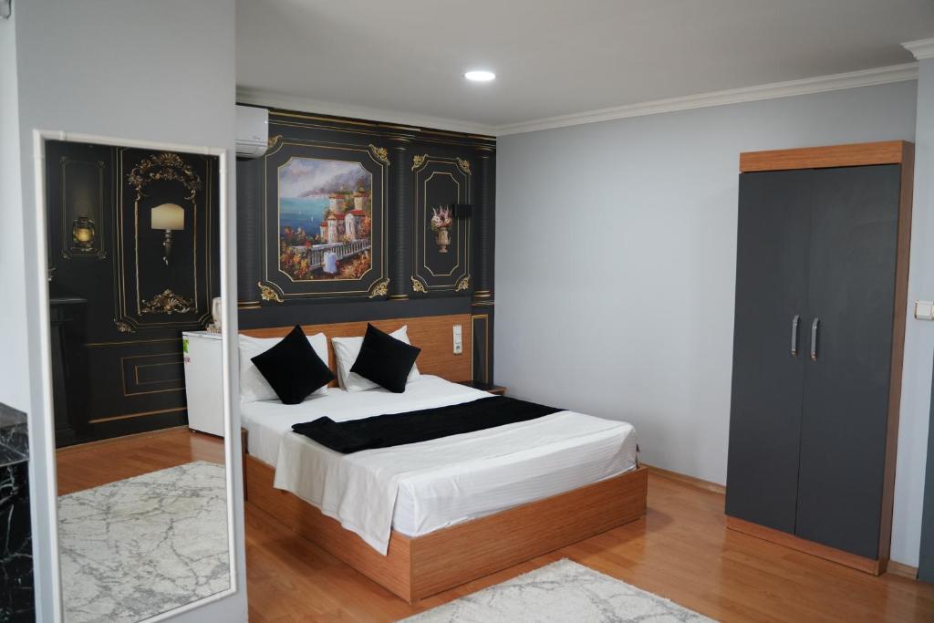 Postel nebo postele na pokoji v ubytování Heraldic Room Hotel