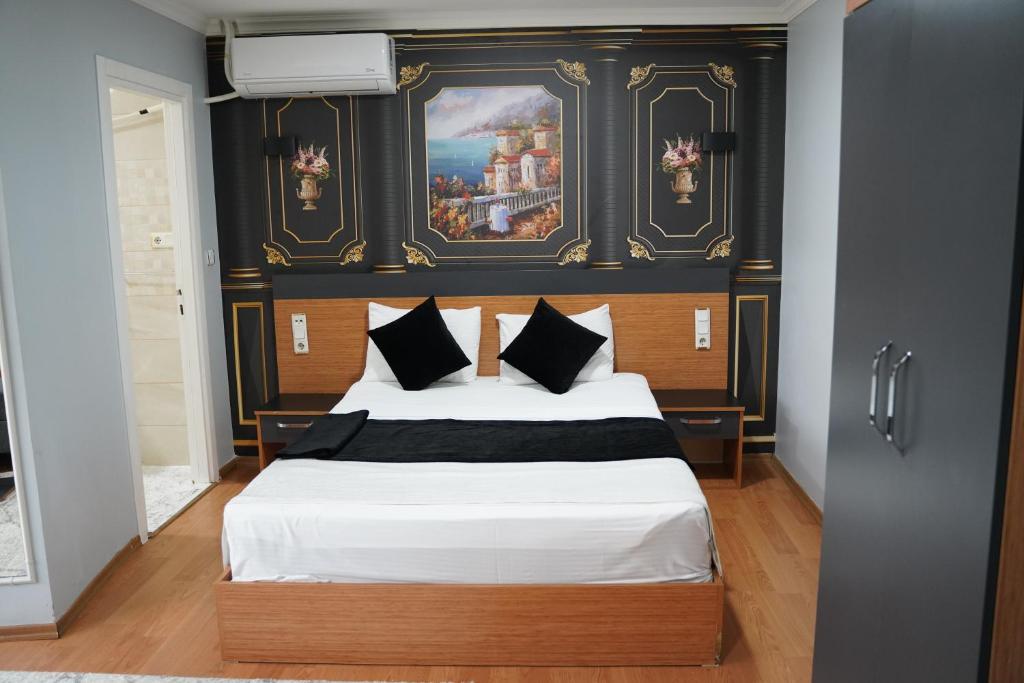 Postel nebo postele na pokoji v ubytování Heraldic Room Hotel