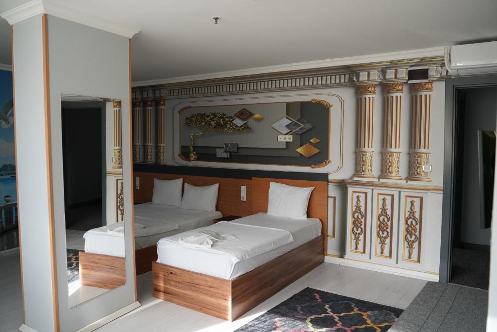 Postel nebo postele na pokoji v ubytování Heraldic Room Hotel