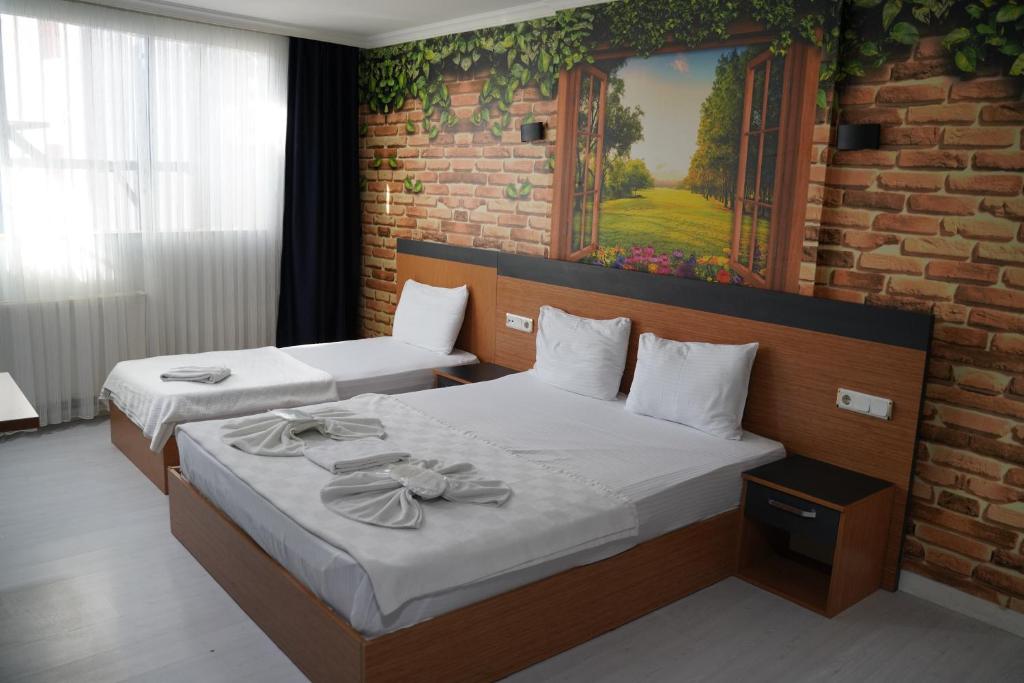 Postel nebo postele na pokoji v ubytování Heraldic Room Hotel