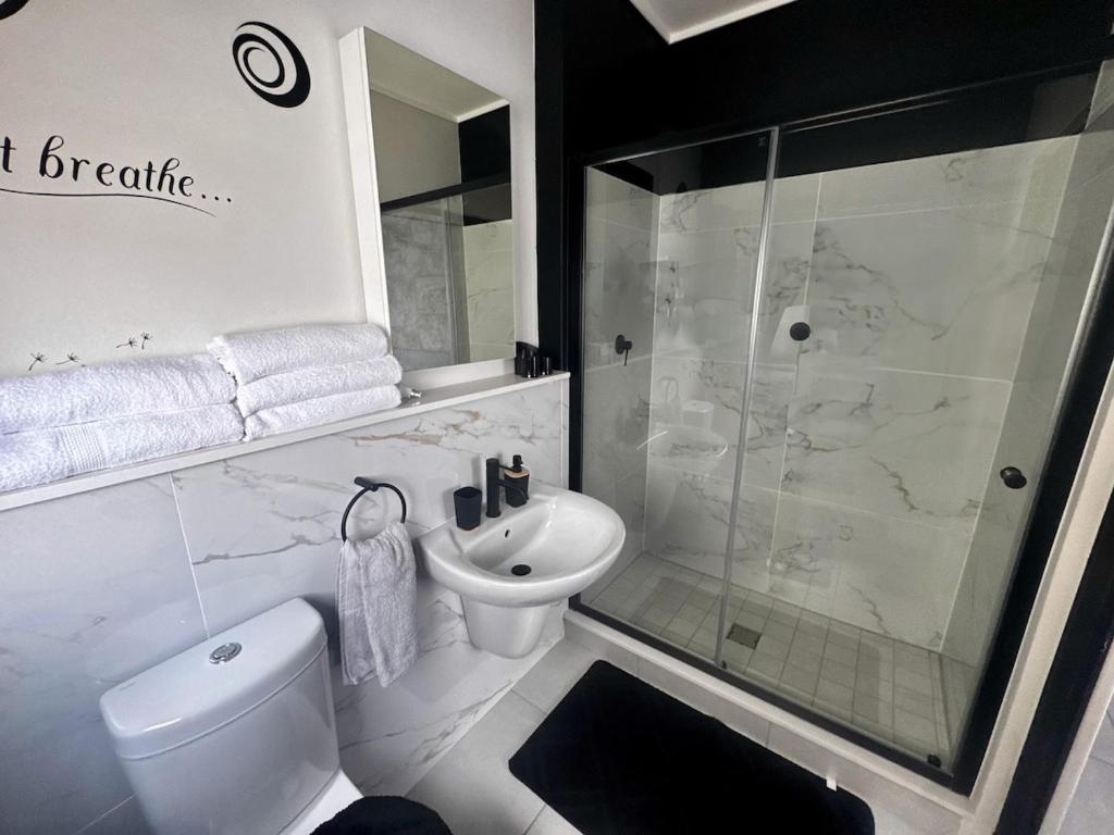 Koupelna v ubytování Ruby Nest Modern Smart Living