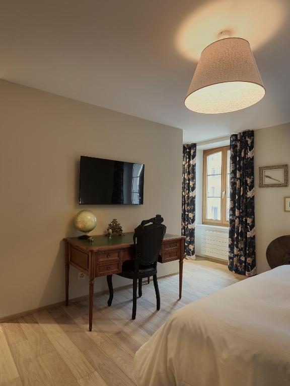 Televiisor ja/või meelelahutuskeskus majutusasutuses Hôtel Le Bec Bed and Chocolate self check-in