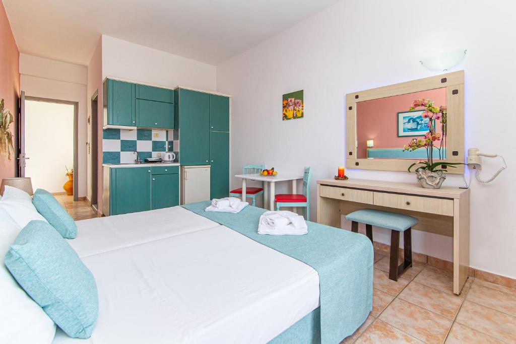 Postel nebo postele na pokoji v ubytování Theoni Apartments