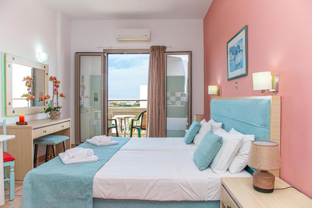Postel nebo postele na pokoji v ubytování Theoni Apartments