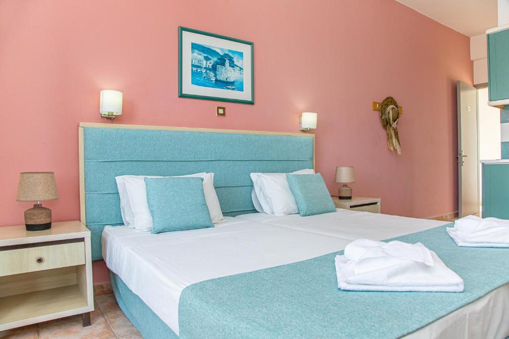 Postel nebo postele na pokoji v ubytování Theoni Apartments