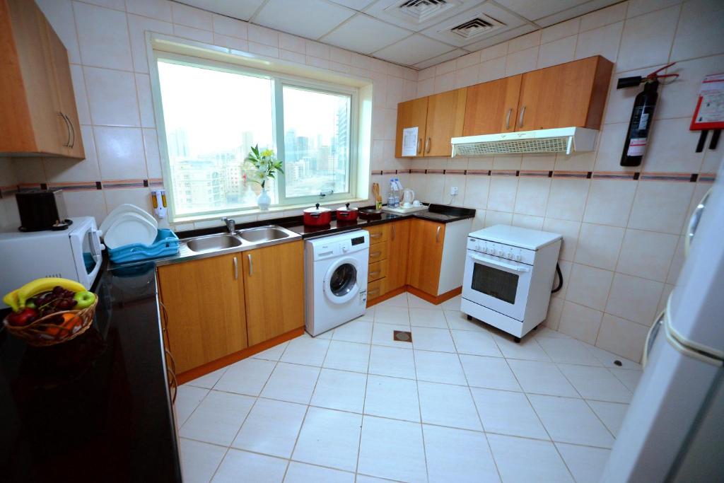 Kuchyň nebo kuchyňský kout v ubytování Emirates Stars Hotel Apartments Sharjah