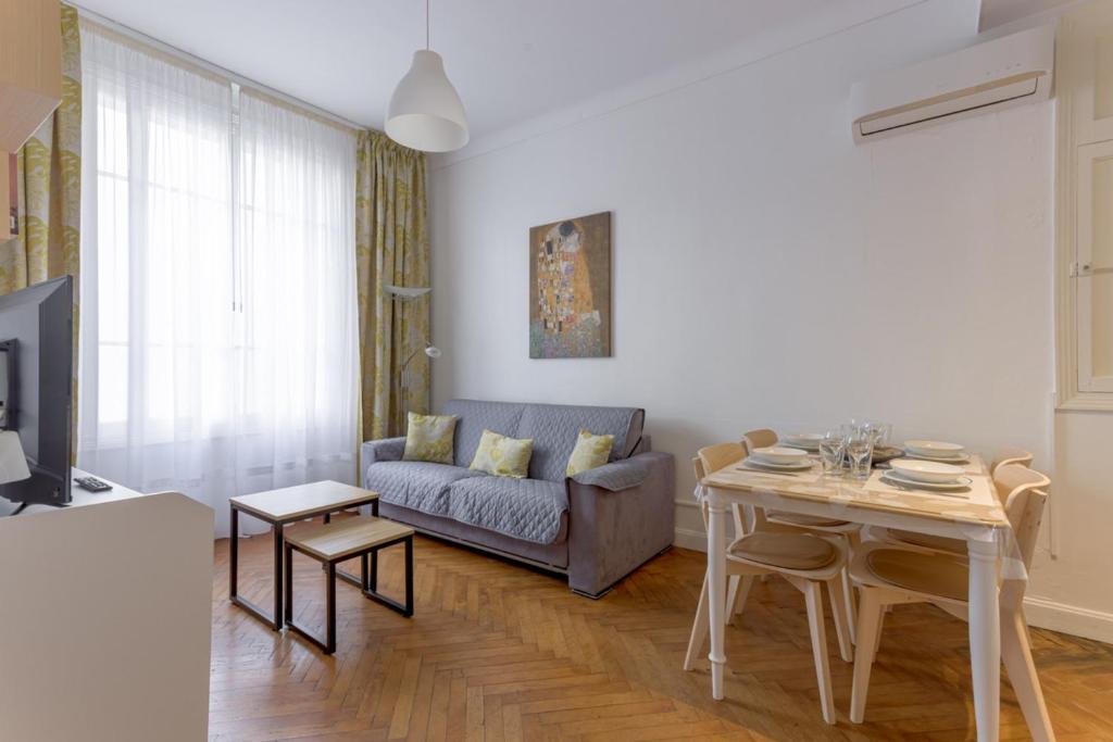 un salon avec un canapé et une table dans l'établissement Nice flat in the heart of Cannes, à Cannes