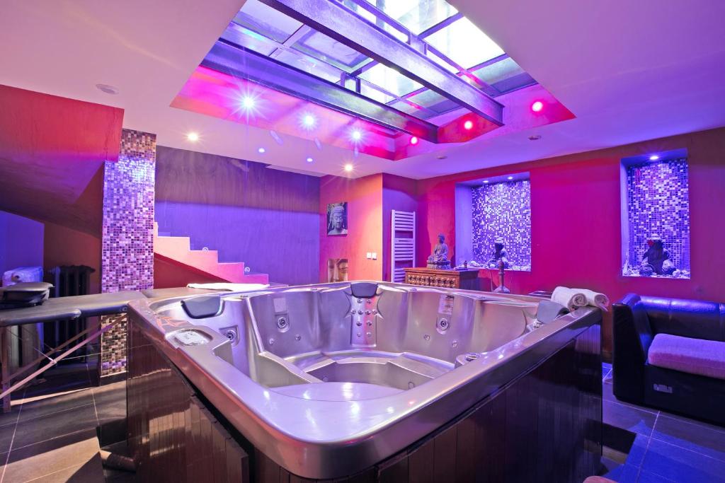 - une grande salle de bains avec une grande baignoire au milieu dans l'établissement Apartment With Sauna At Border Of Monaco, à Beausoleil