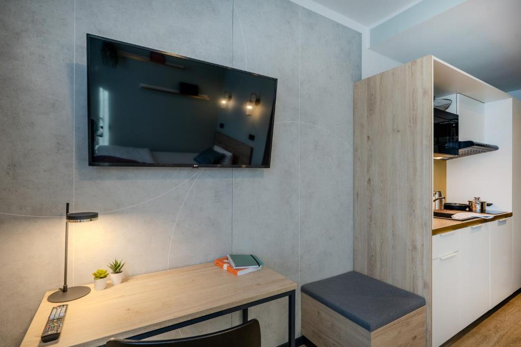 TV a/nebo společenská místnost v ubytování The Base Berlin ONE
