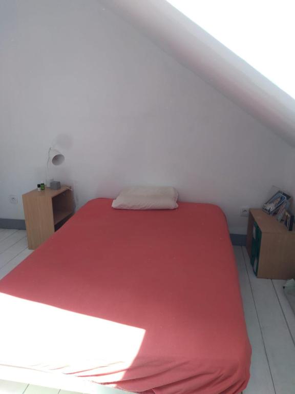 Ce lit se trouve dans un dortoir doté d'une couverture rouge. dans l'établissement Golden suite, à Creil