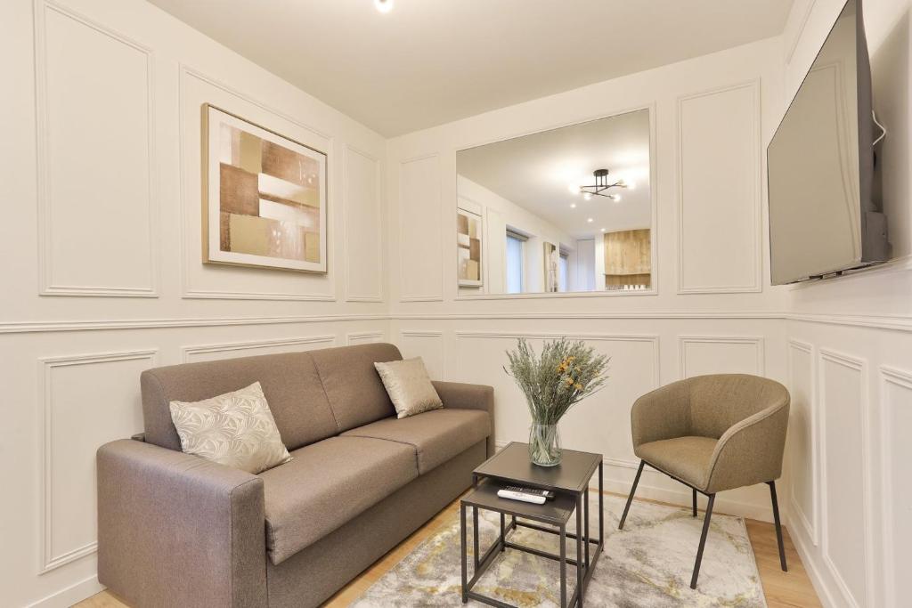 un salon avec un canapé et une chaise dans l'établissement GuestReady - Charming Parisian stay in Salpêtrière, à Paris