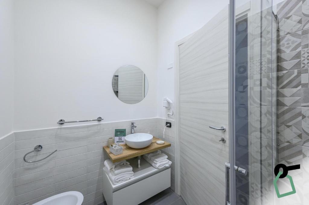 HOTIDAY Room Collection - Napoli Centro Storico - Resim 36