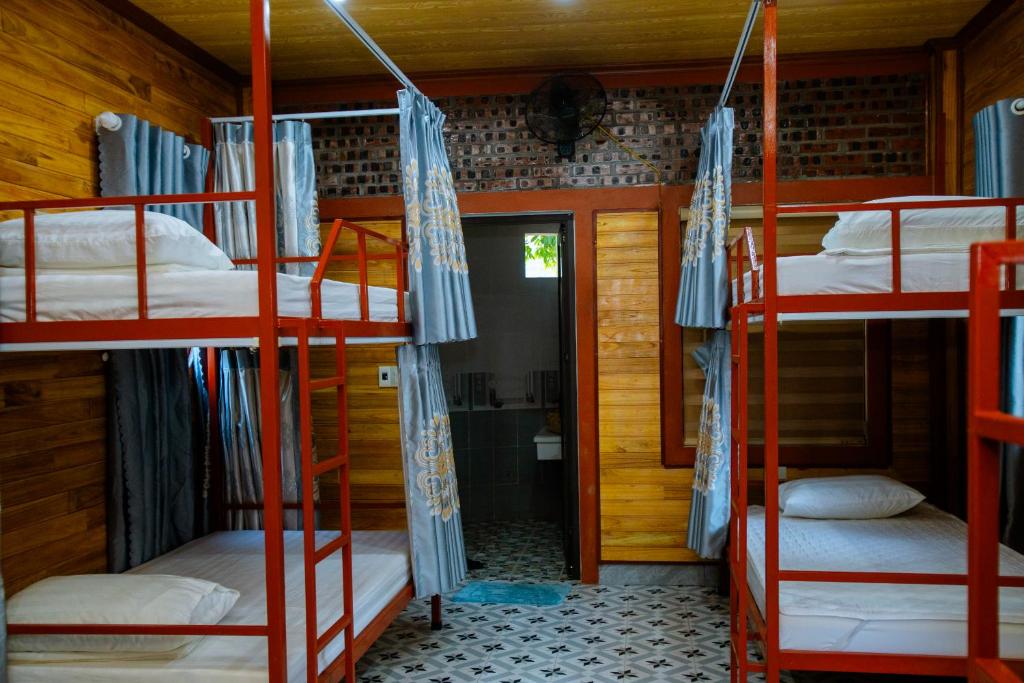 Phòng ngủ Tập thể 8 Giường cho cả Nam và Nữ