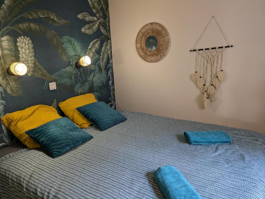 un lit avec deux oreillers dessus dans une chambre dans l'établissement Superbe appartement Cannes avec Piscine 1 chambre, à Cannes