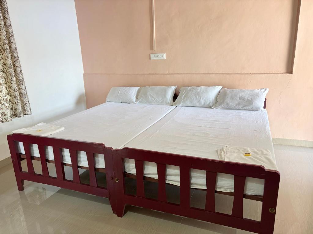 Postel nebo postele na pokoji v ubytování Akshay Beach Resort