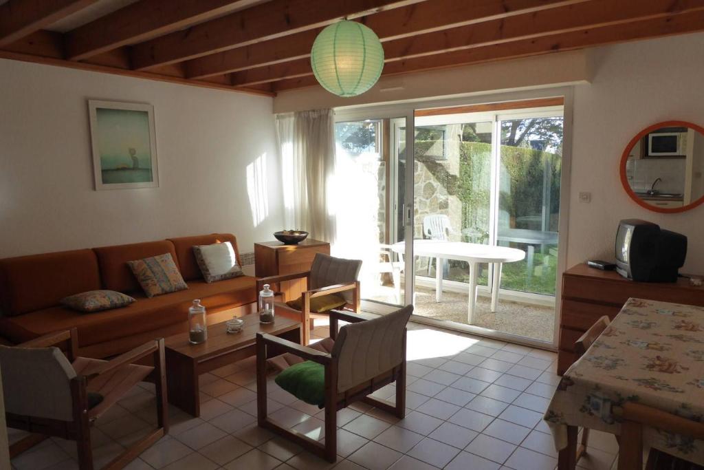 un salon avec un canapé et une table dans l'établissement REF 080 Maison pour quatre personnes avec garage Arzon, à Arzon