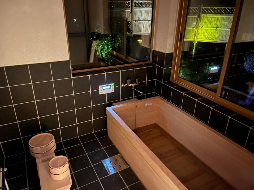Koupelna v ubytování 離れの宿 かぶろの庭