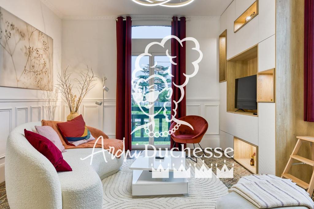 un salon avec un canapé et une télévision dans l'établissement Rose écrin de charme avec parking terrasse privée et jardin partagé, à Grand-Couronne