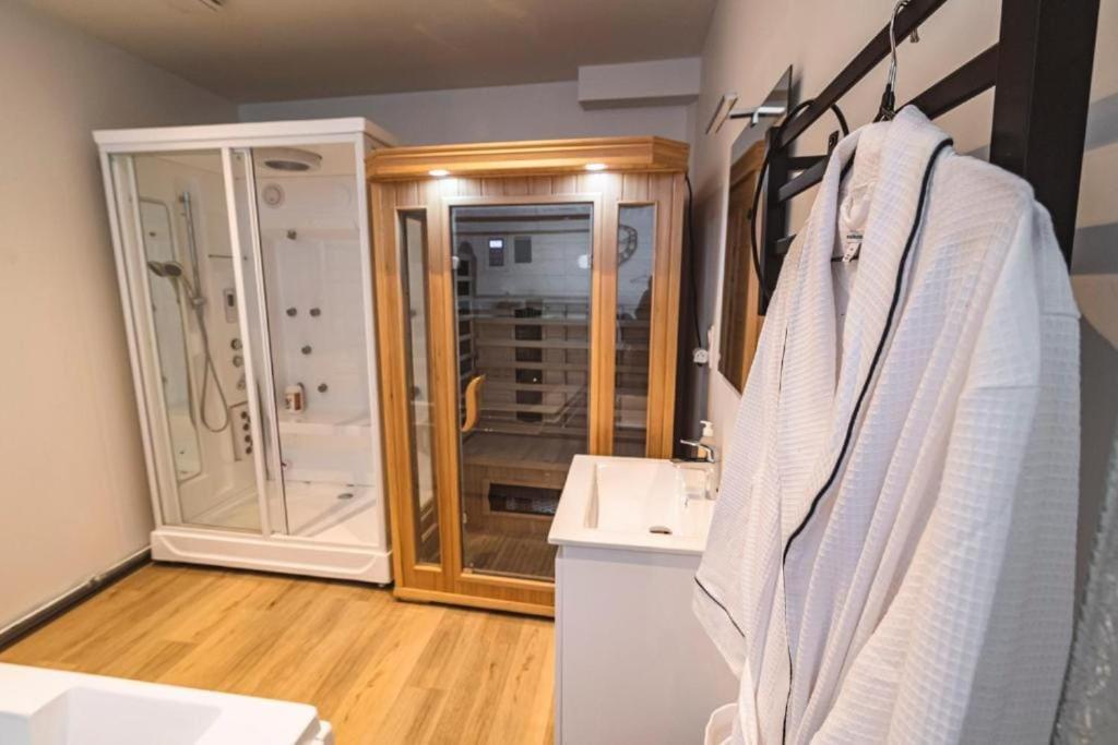 une salle de bain avec douche et lavabo dans l'établissement Steam - Baignoire balnéo et clim, à Reims