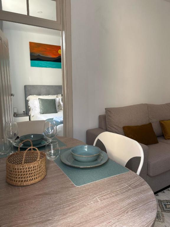 a living room with a table and a couch at Villa R Relíquia in Machico