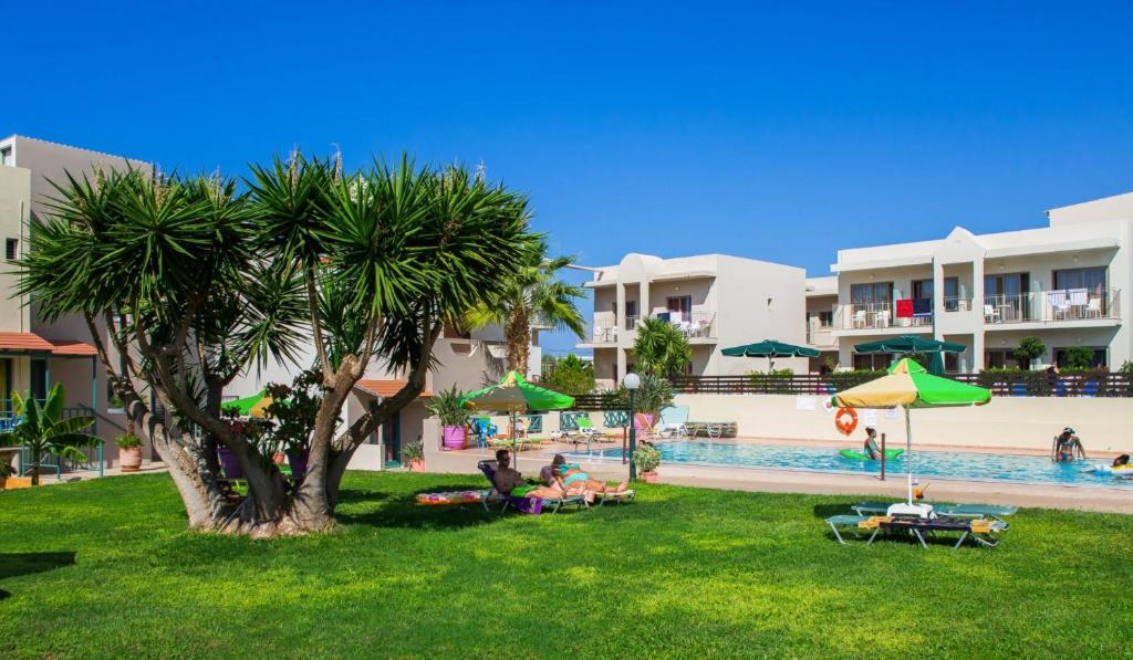 Bazén v ubytování Theoni Apartments nebo v jeho okolí