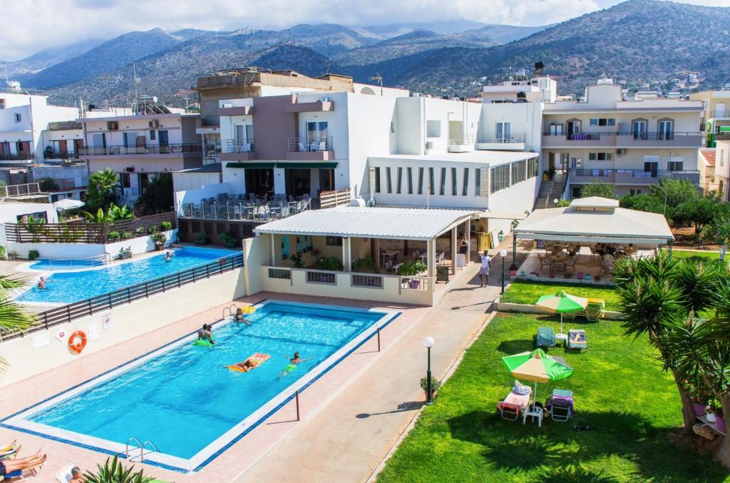 Bazén v ubytování Theoni Apartments nebo v jeho okolí
