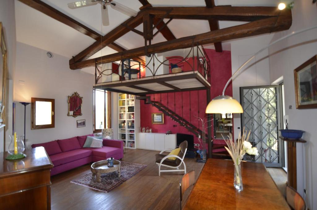 SettignanoにあるIl Pianerottoloの赤い壁のリビングルーム(紫色のソファ付)